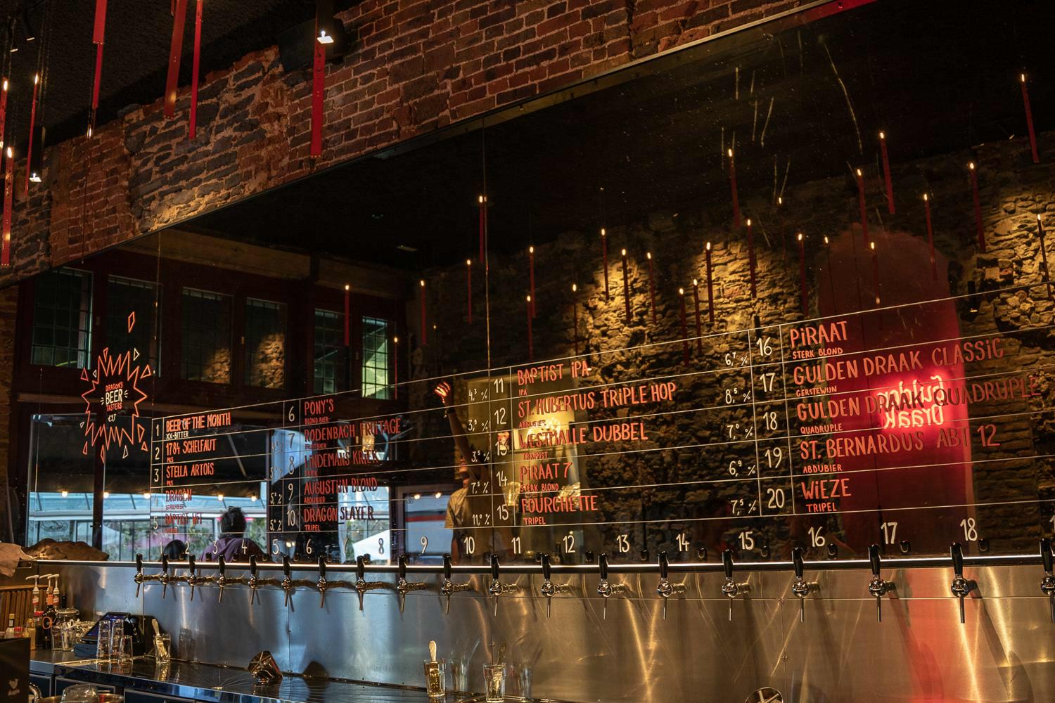 30 bier tappen op een rij in bier café dragon