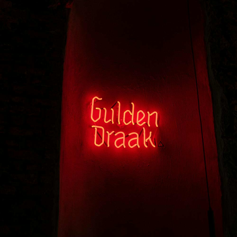 neon licht op de muur van bier café Dragòn in centrum Gent